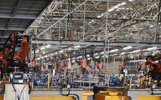 未來|智能工廠是用人還是焊接機器人？